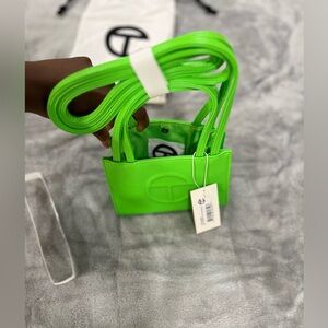 Can’t be missed with this highlighter green cutie! 💚🥰😎